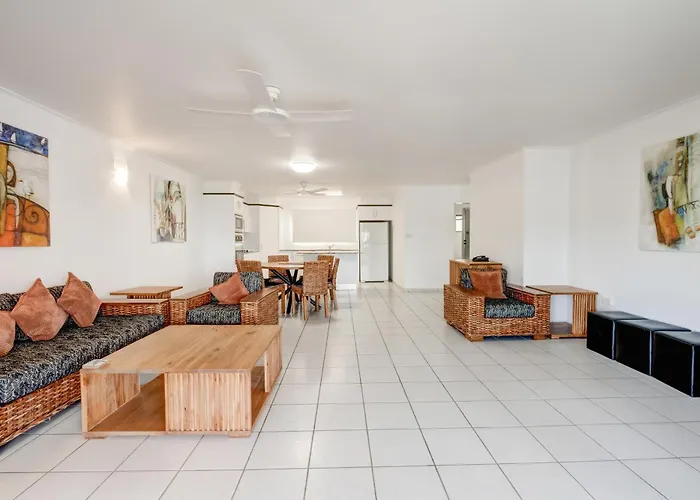 Roydon Beachfront Apartments Trinity Beach