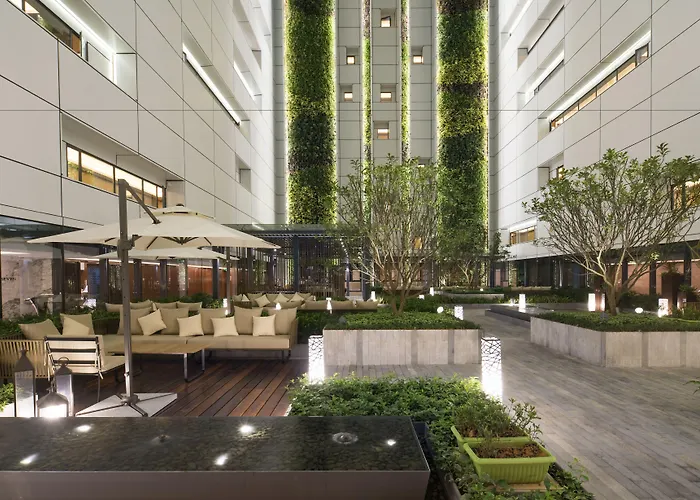 Fraser Suites Shenzhen: Infinity Pool & Business Zone Convenience